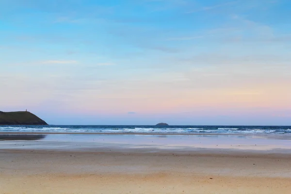 Vista de la mañana temprano sobre la playa en Polzeath — Foto de Stock