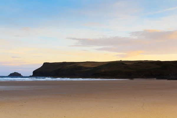 Tôt le matin vue sur la plage de Polzeath — Photo