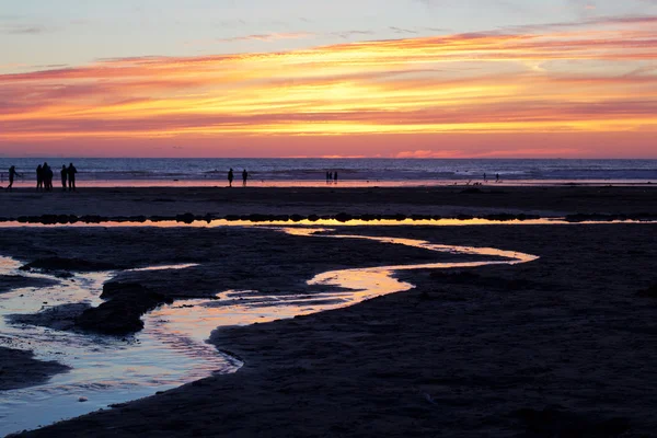 Kleurrijke zonsondergang over het strand van Polzeath — Stockfoto