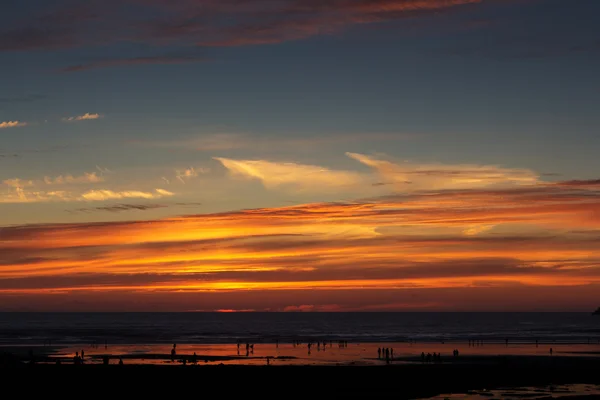 Colorato tramonto sulla spiaggia di Polzeath — Foto Stock