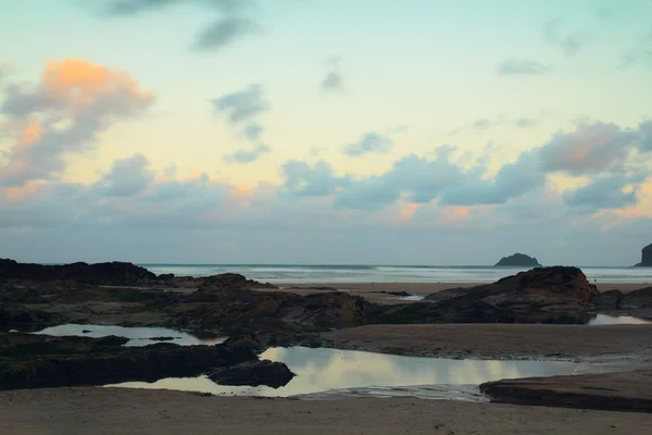 Ранним утром вид на пляж в Polzeath — стоковое фото