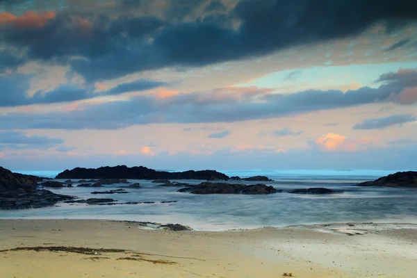 Vista temprana de la mañana de la playa en Polzeath — Foto de Stock