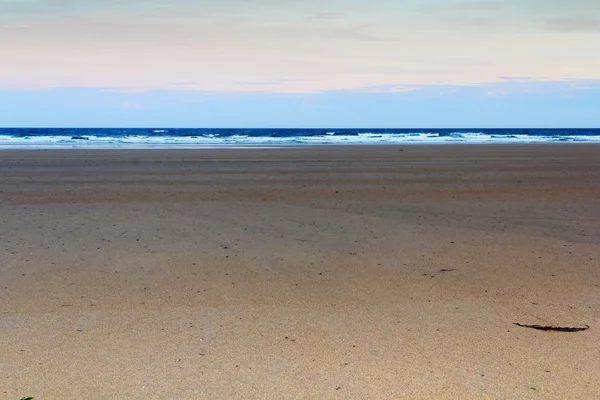 Рано вранці видом на пляж в Polzeath — стокове фото