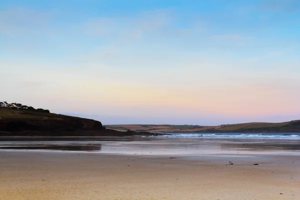 Tôt le matin vue sur la plage de Polzeath — Photo