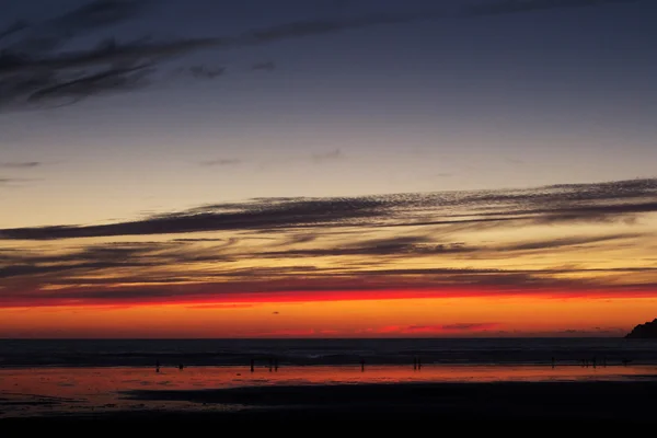 Colorato tramonto sulla spiaggia di Polzeath — Foto Stock