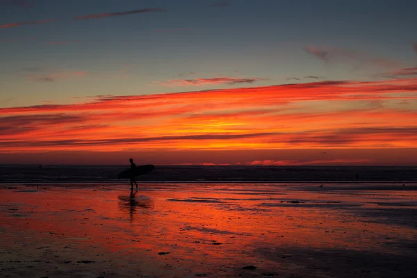 Coucher de soleil coloré sur la plage de Polzeath — Photo