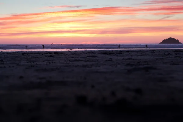 Colorido atardecer sobre la playa en Polzeath — Foto de Stock