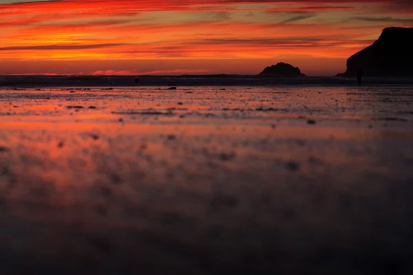 Цветной закат над пляжем в Polzeath — стоковое фото