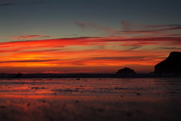 Kleurrijke zonsondergang over het strand van Polzeath — Stockfoto