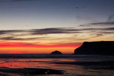 Polzeath vasıl belgili tanımlık kıyı üzerinde renkli günbatımı