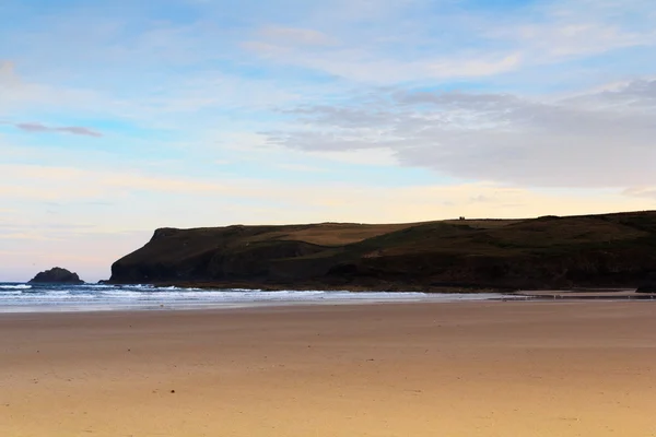 Vista de la mañana temprano sobre la playa en Polzeath —  Fotos de Stock