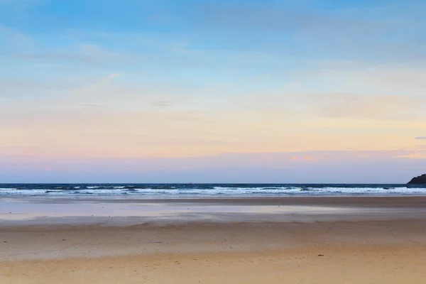 Νωρίς το πρωί θέα πάνω από την παραλία στο Polzeath — Φωτογραφία Αρχείου