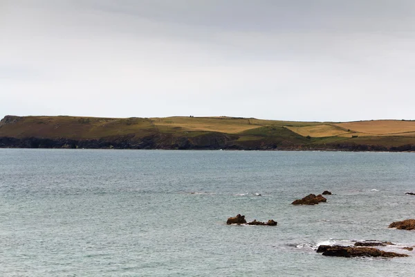 Переглянути вздовж узбережжя від скелі біля місті Padstow — стокове фото