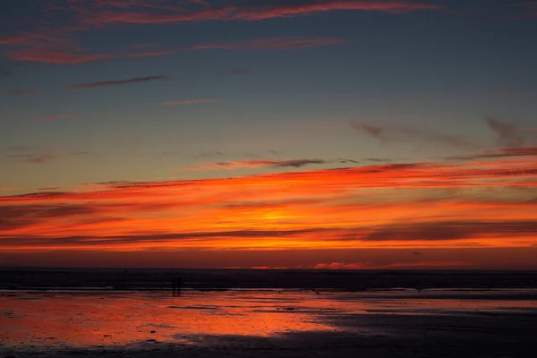 Цветной закат над пляжем в Polzeath — стоковое фото