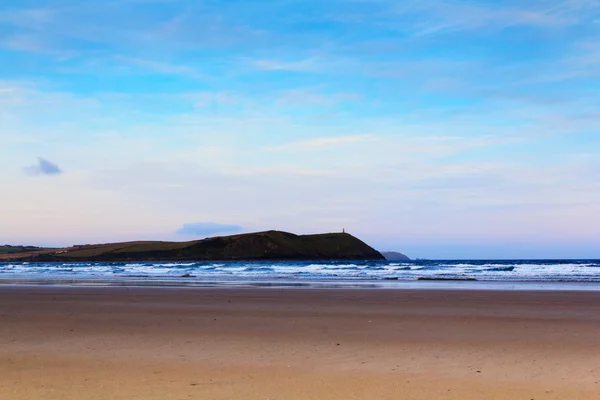 Vista de la mañana temprano sobre la playa en Polzeath — Foto de Stock