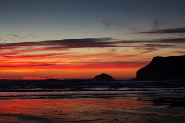 Kleurrijke zonsondergang over het strand van Polzeath — Stockfoto