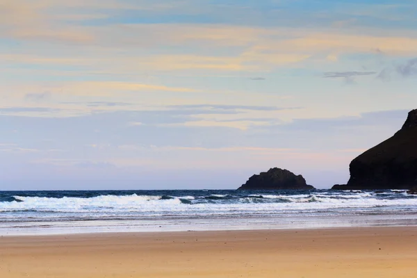 Tidig morgon utsikt över stranden i Polzeath — Stockfoto