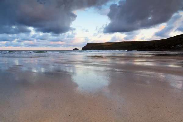 Vroege ochtend uitzicht op het strand bij Polzeath — Stockfoto