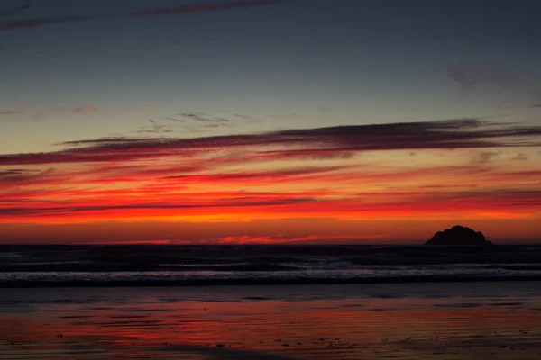 Coucher de soleil coloré sur la plage de Polzeath — Photo