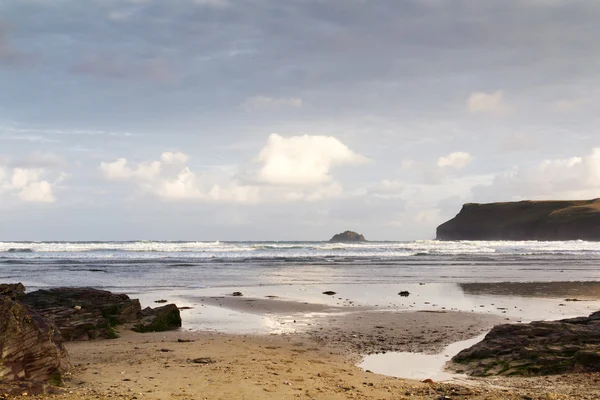 Vista de la mañana temprano sobre la playa en Polzeath — Foto de Stock