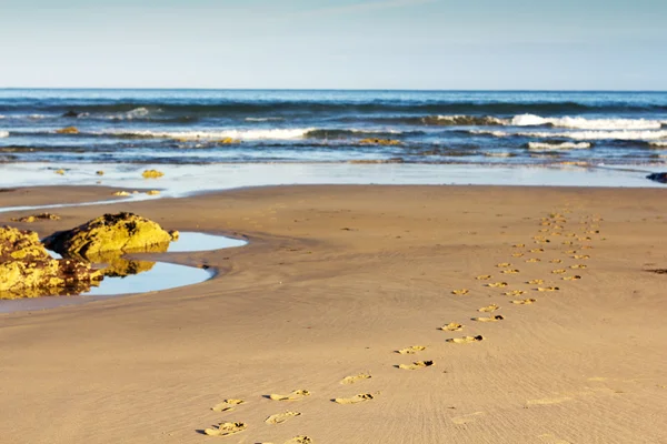 Huellas en la arena en la playa de Polzeath — Foto de Stock