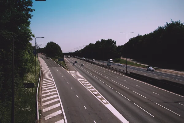 BEACONSFIELD, ENGLAND - JUNE 2016: Busy M40 motorway at the Beac — Stock Photo, Image