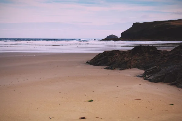 Vista de la mañana temprano sobre la playa en Polzeath Vintage Retro Filt —  Fotos de Stock