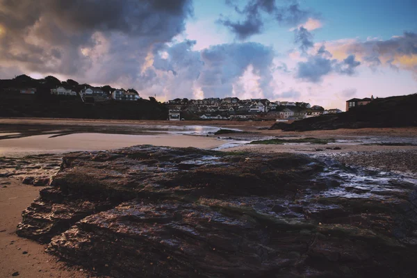 Tôt le matin, vue sur la plage au Polzeath Vintage Retro Filter — Photo