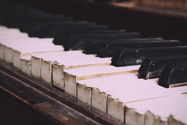 Altes kaputtes ausgemustertes Klavier mit beschädigten Tasten Vintage Retro-Filter. — Stockfoto