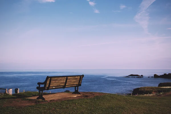 Tom bänk över kusten i Bude, Cornwall Vintage Re — Stockfoto