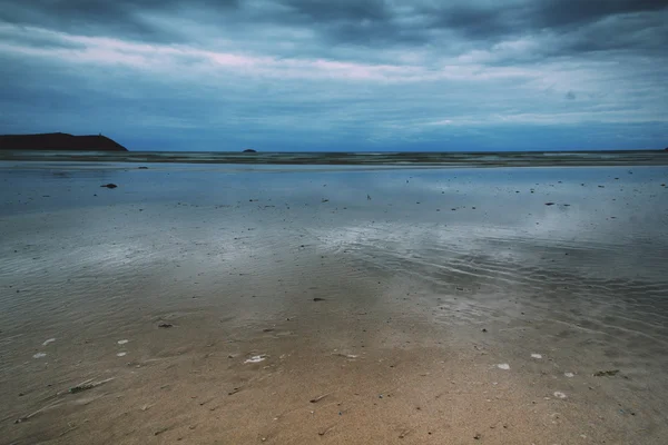 มุมมองตอนเช้าของชายหาดที่ Polzeath Vintage Retro Filter — ภาพถ่ายสต็อก