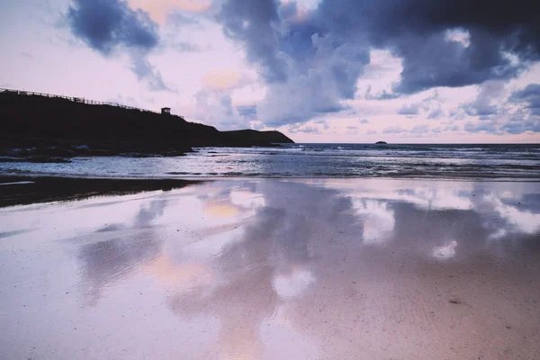 Vista temprana de la mañana de la playa en Polzeath Vintage Retro Filter — Foto de Stock