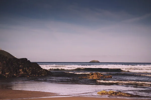 Vågor på stranden vid Polzeath i Cornwall Vintage Retro Filter. — Stockfoto