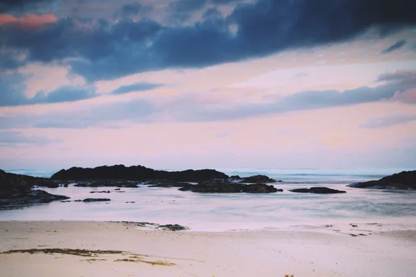 Vista temprana de la mañana de la playa en Polzeath Vintage Retro Filter — Foto de Stock