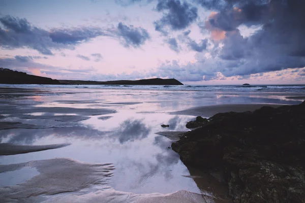 Vista matinal da praia no Polzeath Vintage Retro Filter — Fotografia de Stock