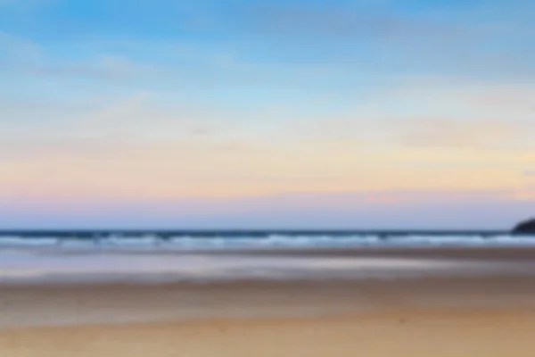 Vista de la mañana temprano sobre la playa en Polzeath fuera de foco . — Foto de Stock