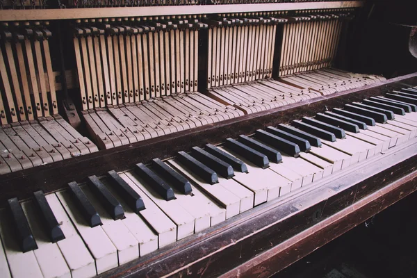 Vecchio pianoforte rotto in disuso con tasti danneggiati Vintage Retro Filter . — Foto Stock
