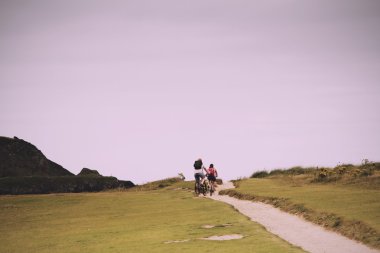 Bisikletçiler için nodern yol Cornwall Vintage Retro filtre üzerinde.