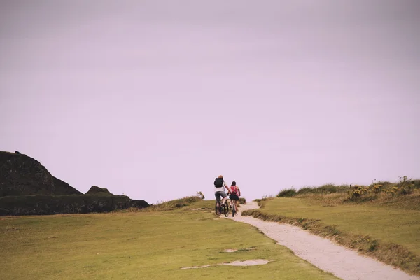 Ciclistas en una ruta costera en Cornwall Vintage Retro Filter . — Foto de Stock