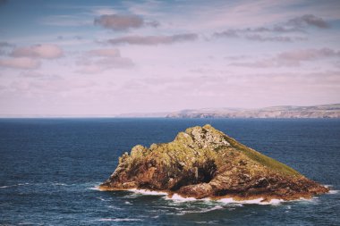 Polzeath yakınındaki kostal yolundan görüntüleyin. Vintage Retro filtre.