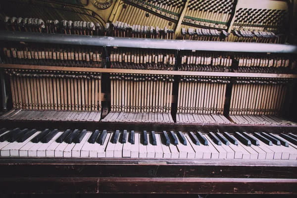 Gamla trasiga nedlagd piano med skadade nycklar Vintage Retro Filter. — Stockfoto