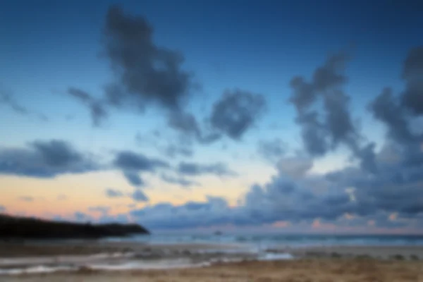 Vista temprana de la mañana de la playa en Polzeath fuera de foco . — Foto de Stock