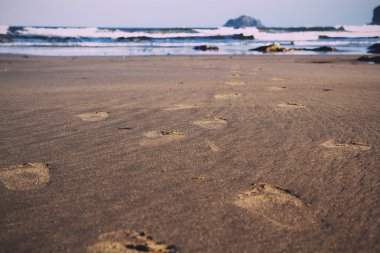 Polzeath üzerinde Kumdaki Retro Vintage filtre plaj.