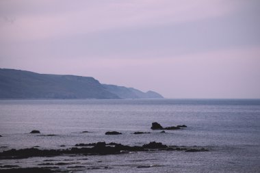 Cornwall Vintage Retro Filt Bude yakınındaki kıyı şeridi üzerinde göster