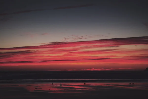 Colorido atardecer sobre la playa en Polzeath Vintage Retro Filter — Foto de Stock