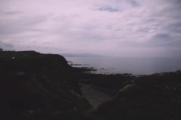 Uitzicht vanaf de kust pad tussen Widemouth Bay en Bude Vintag — Stockfoto