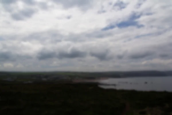 Uitzicht over de kustlijn in de buurt van Bude in Cornwall Out of focus. — Stockfoto