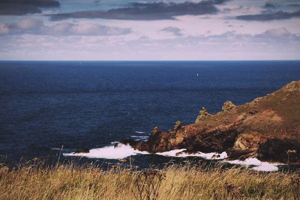 Vista desde la ruta costera cerca de Polzeath Vintage Retro Filter . —  Fotos de Stock