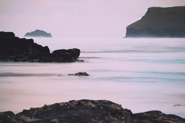 Vista de la mañana temprano sobre la playa en Polzeath Vintage Retro Filt — Foto de Stock