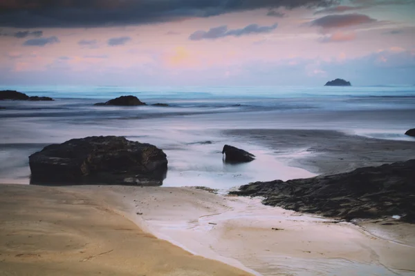 Vista temprana de la mañana de la playa en Polzeath Vintage Retro Filter — Foto de Stock